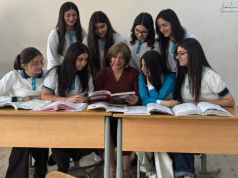 "Şagirdlərin nəticələri ilə fəxr edin, verdikləri şokoladla deyil" - Tanınmış müəllimdən TƏNQİD