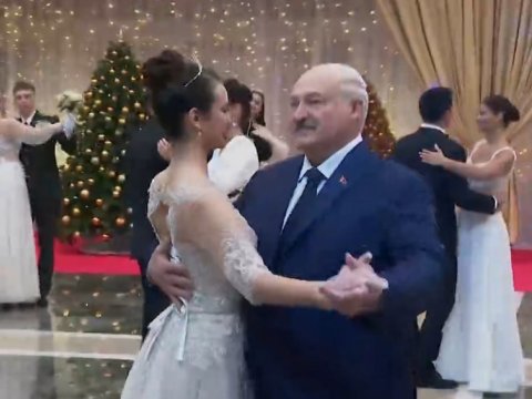 Lukaşenko gənc xanımla vals oynadı - VİDEO
