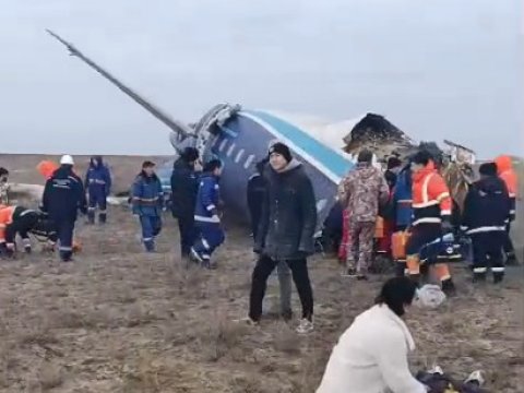 Bakı-Qroznı təyyarəsinin qəza yerində xilasetmə işləri&nbsp;aparılır