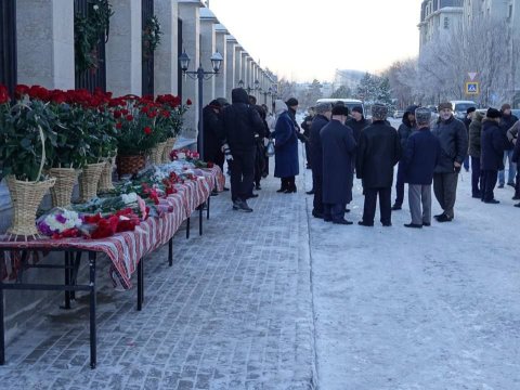 Azərbaycan səfirliyinin önü... - FOTO