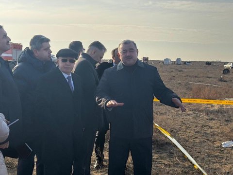 Azərbaycanlı nazirlər təyyarənin qəzaya uğradığı yerdə - FOTOLAR (YENİLƏNİB)