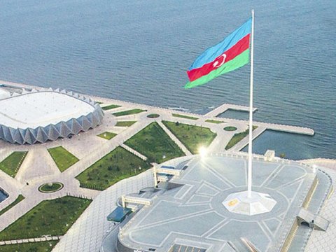 Dövlət Bayrağı Meydanındakı bayraq endirildi - MATƏM