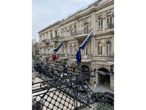 Fransanın Azərbaycandakı səfirliyində bayraqlar endirildi