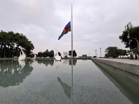 Bayrağımız 9 il əvvəl də yarıya endirilmişdi - SƏBƏB