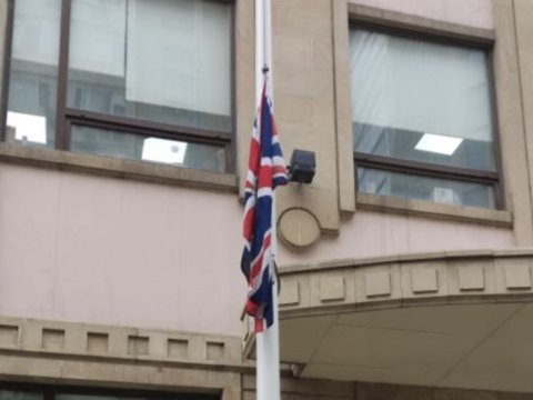 Britaniyanın Azərbaycandakı səfirliyində bayraqlar ENDİRİLDİ