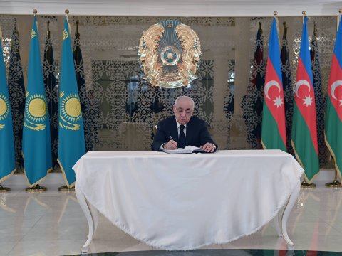 Baş nazir Qazaxıstan səfirliyinin matəm kitabına ürək sözlərini yazdı -&nbsp;FOTO