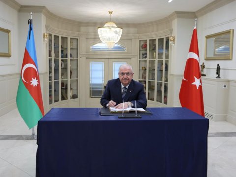 Yaşar Gülər Azərbaycan səfirliyində - Xatirə kitabına ürək sözlərini yazdı