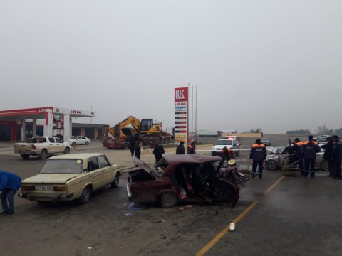 Biləsuvarda dəhşət: Toy və yasa gedənlər qəzaya düşdü - 3 ölü, 8 yaralı