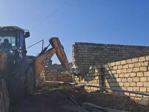 Masazırda sənədsiz ev söküldü - VİDEO