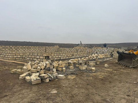 Gəncədə sənədsiz tikilən ev söküldü&nbsp;- Fotolar