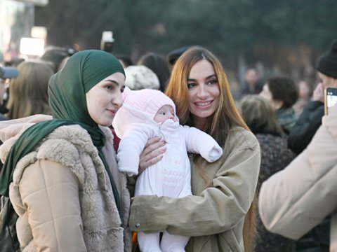 Leyla və Arzu Əliyevalar bulvarda&nbsp;- FOTOLAR