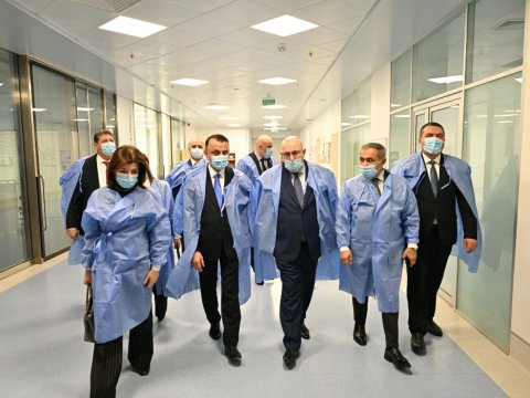 Əhliman Əmiraslanov təyyarə qəzasında xəsarət alanları ziyarət etdi