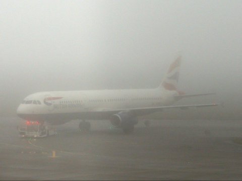 Dumana görə uçuşlar ləğv edildi