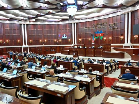 Deputatlar tətilə çıxdı: 19 plenar iclas, 84 qanun