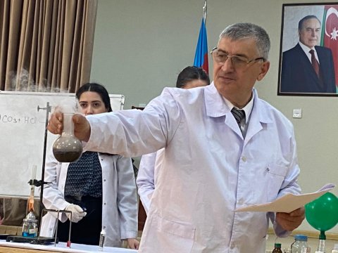 Şagirdlərin sevimlisi olan Akif müəllim - 70 İL