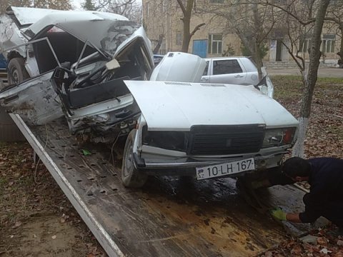 Sabirabadda "VAZ 2107" ikiyə bölündü: ölən var - FOTO