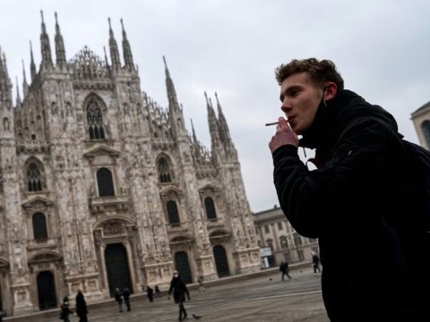 Küçədə siqaret çəkmək qadağan edildi