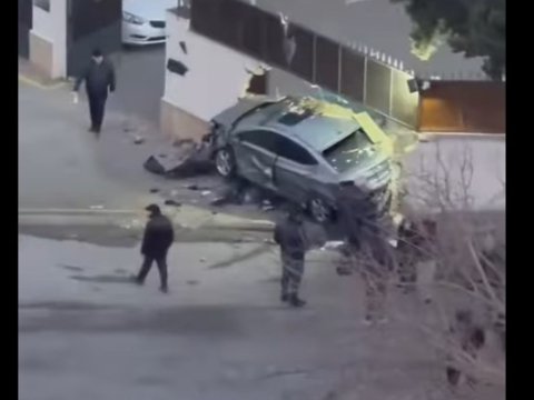 Bakıda maşın polis bölməsinin divarına ÇIRPILDI