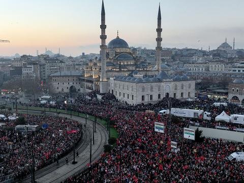 Yeni ilin ilk günündə on minlərlə insan küçəyə axışdı - FOTOLAR