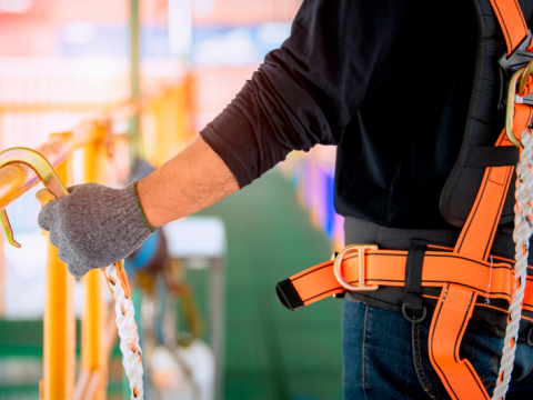 Usta hündürlükdən yıxılıb öldü