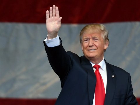 Tramp and içməzdən əvvəl mitinq keçirəcək