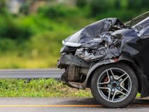 Gədəbəydə avtomobil maneəyə çırpıldı - Xəsarət alan var