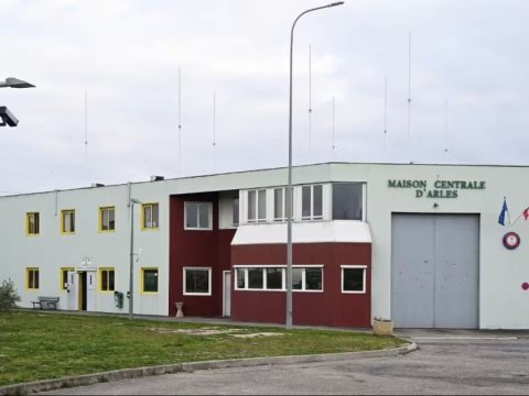 Fransada qarşıdurma: 5 nəfər girov götürüldü