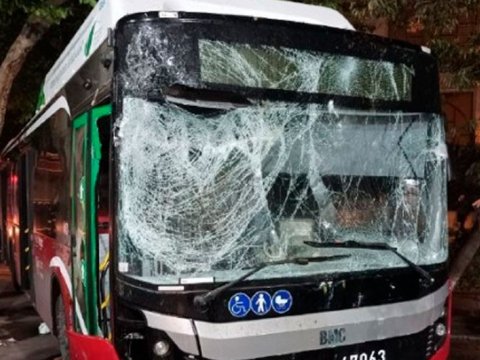 Bakıda dəhşətli qəza: sərnişin avtobusu maşına çırpıldı - ÖLƏN VAR (YENİLƏNİB)