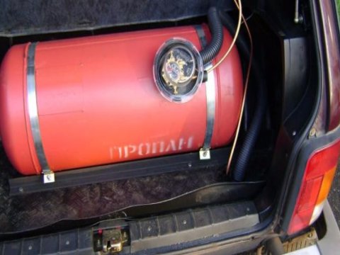 Bakıda avtomobilin qaz balonu partladı - Sürücü YARALANDI