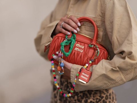 2025-ci ildə bu geyimlər dəbdə olacaq - Dar cins, albalı rəng...