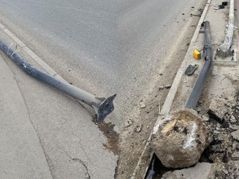 Məktəbin qarşısında qəza: işıqfor yararsız hala düşdü - FOTO