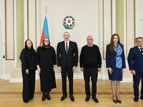 İlham Əliyev qəzada həlak olan ekipaj üzlərinin ailələri ilə GÖRÜŞDÜ