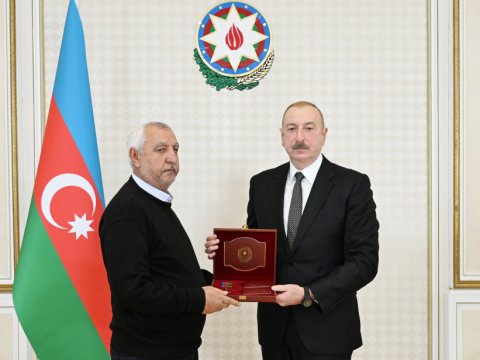 Milli Qəhrəmanların medalları ailə üzvlərinə verildi - FOTOLAR