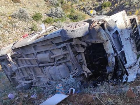 Ermənistanda mikroavtobus dərəyə yuvarlandı - Yaralılar var