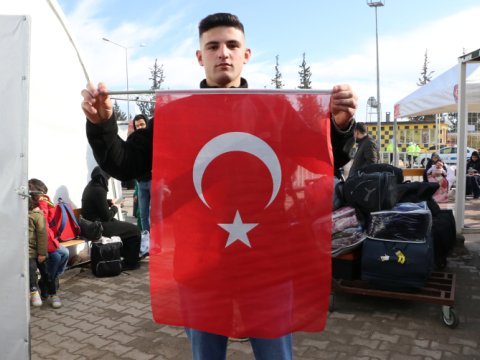 Evinə Türk bayrağı ilə dönən suriyalı - FOTO