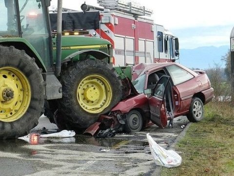 Traktorla minik maşını toqquşdu - İki nəfər öldü