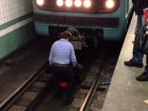 Metroda relsin üzərinə düşən gəncin son durumu AÇIQLANDI