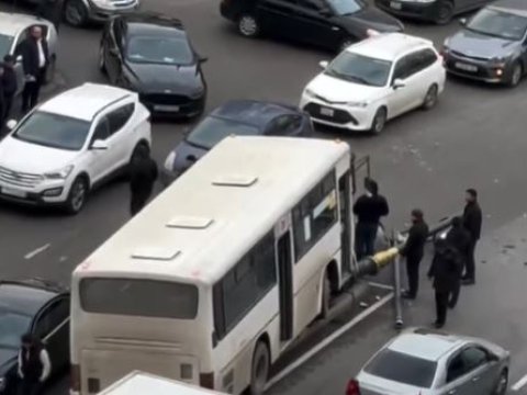 Avtobus işıq dirəyinə çırpıldı, iki maşına ziyan dəydi - YENİLƏNİB