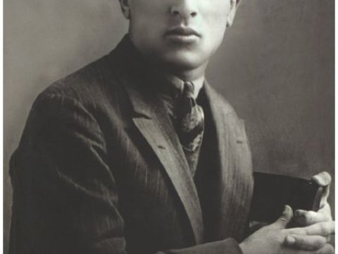 Şəfqət qüdrətli şair