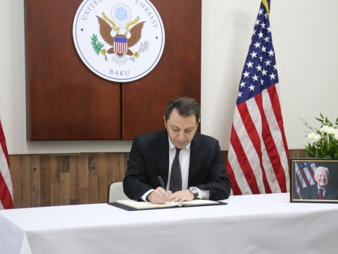 Xarici işlər nazirinin müavini ABŞ səfirliyində olub - Başsağlığı kitabına imza atıb