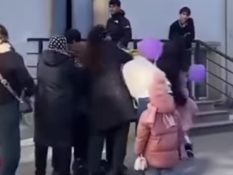 Məktəbdə valideynlər arasında dava - Polis araşdırma APARIR