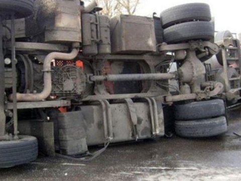 Qubadlıda yük maşını aşdı - Xəsarət alan var