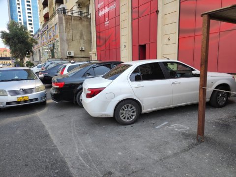 Bakının mərkəzi küçəsində səkilər zəbt olundu - RƏSMİ AÇIQLAMA