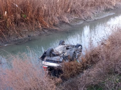 "Mercedes" kanala aşdı: yaralı var