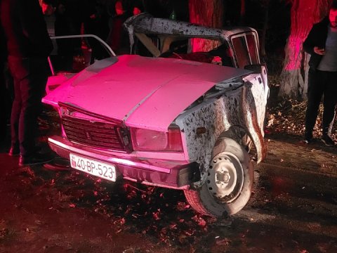 "VAZ 2107" ağaca çırpıldı - ÖLƏN VAR