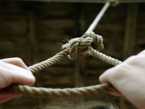 Gəncədə 22 yaşlı gənc özünü yorğanla asdı