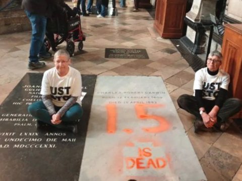 Darvinin məzarına boya tökdülər