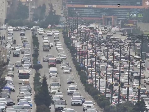 Maşını yanlış park etdi: tıxac yarandı - FOTO