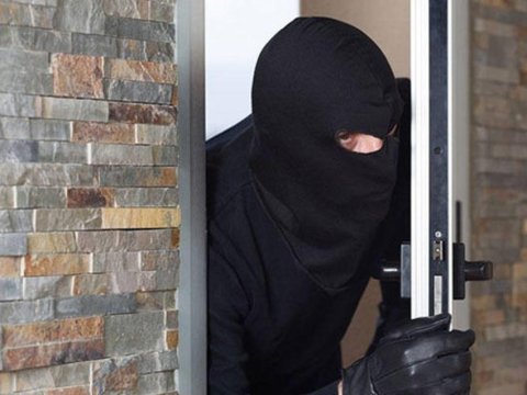 Yarmarkadan 15 min manatlıq geyim əşyaları oğurlandı