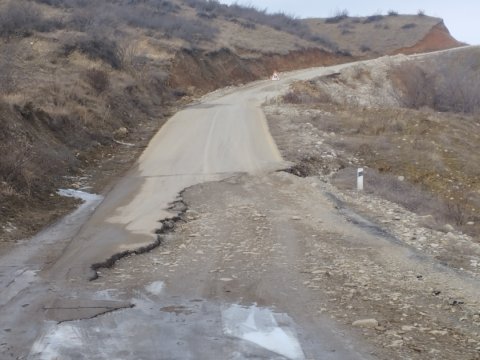 Bu rayonda torpaq sürüşməsi oldu - FOTO